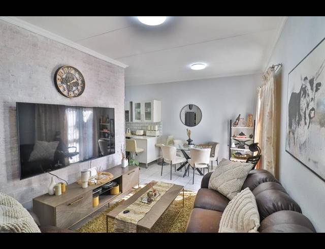 2 BEDROOM TOWNHOUSE FOR SALE IN CLARINA